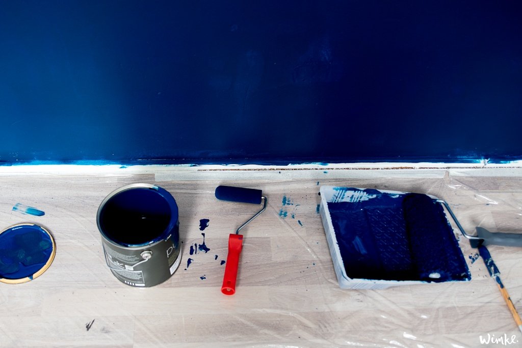 Donkerblauw, Lush Indigo, van FLEXA op de muur in de werkkamer - wimke