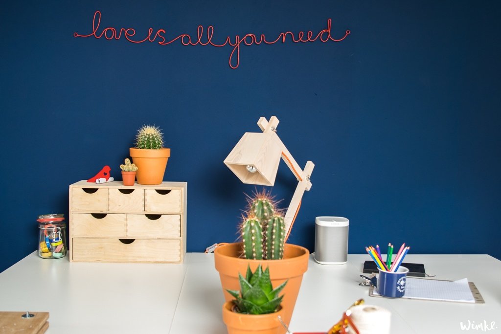 Donkerblauw, Lush Indigo, van FLEXA op de muur in de werkkamer - wimke