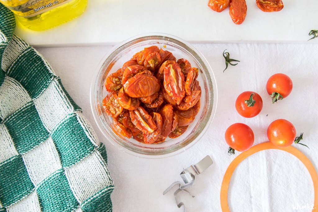 zelf zongedroogde tomaatjes maken. Alles wat je nodig hebt is tijd en tomaten - wimke.nl