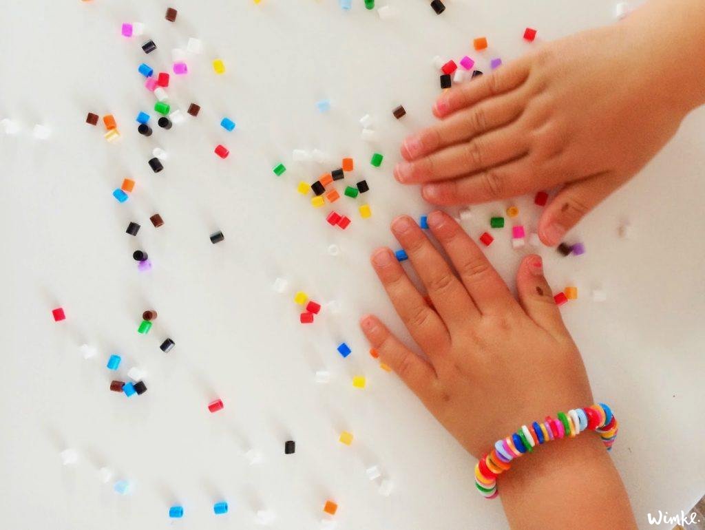 Hoe maak je een gesmolten kraaltjes armband