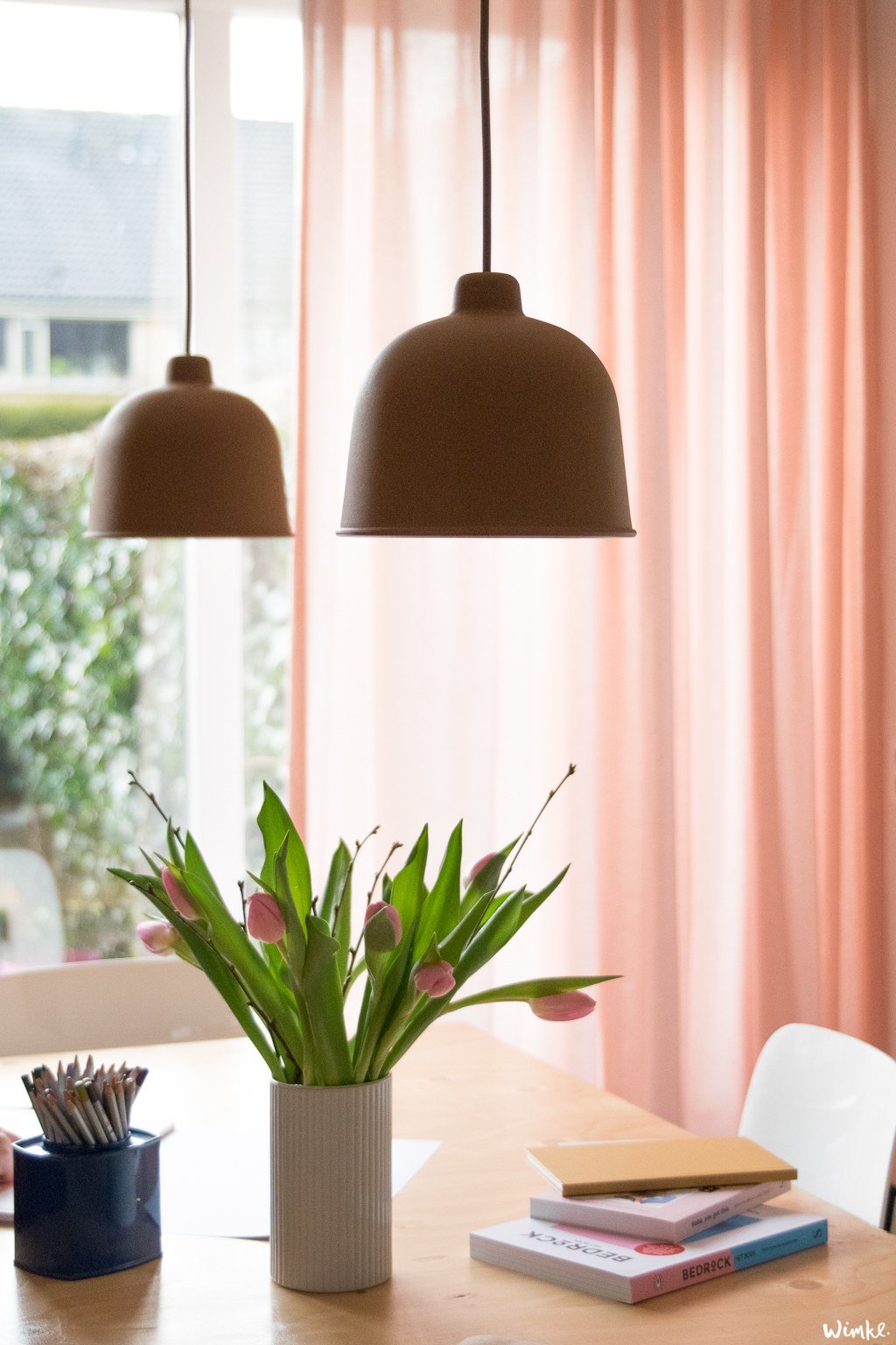 Bruine Muuto Grain lampen en poederroze gordijnen, een perfecte combinatie - www.wimke.nl