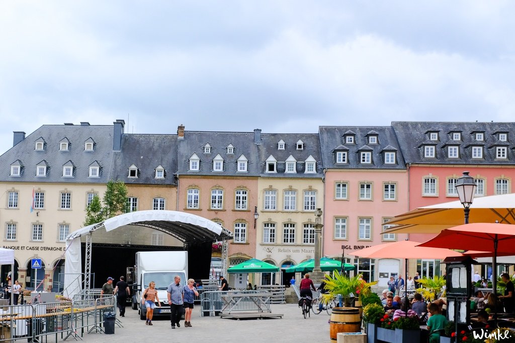 Echternach Nog zo'n stadje waar je de hele dag lekker kunt ronddwalen en de leukste terrasjes meepikken is in Echternach. Bezoek ook de Saint Willibrord Basiliek. Op het plein in het centrum worden veel jaarmarkten en evenementen georganiseerd.