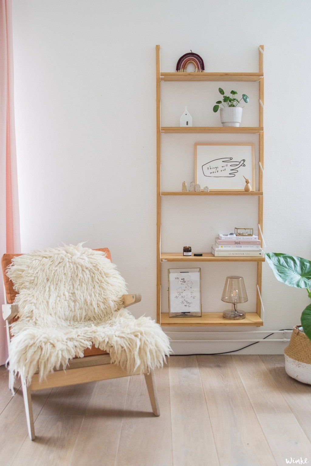 Voor meer sfeer verfde ik de lange wand in de woonkamer Bakery Brown van Flexa