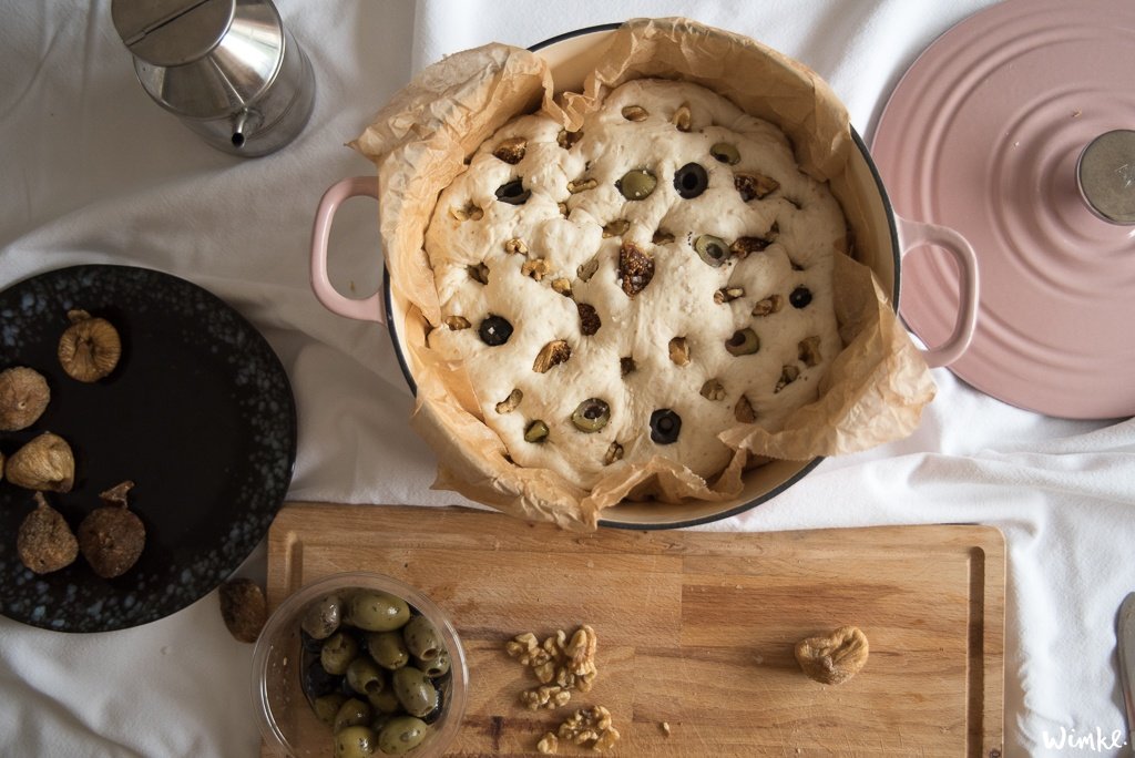 Een borrelbrood met vijgen, noten en olijven. In 4 uren zet je een heerlijk vers borrelbrood op tafel. Lees op mijn blog hoe je deze maakt. - Wimke.nl