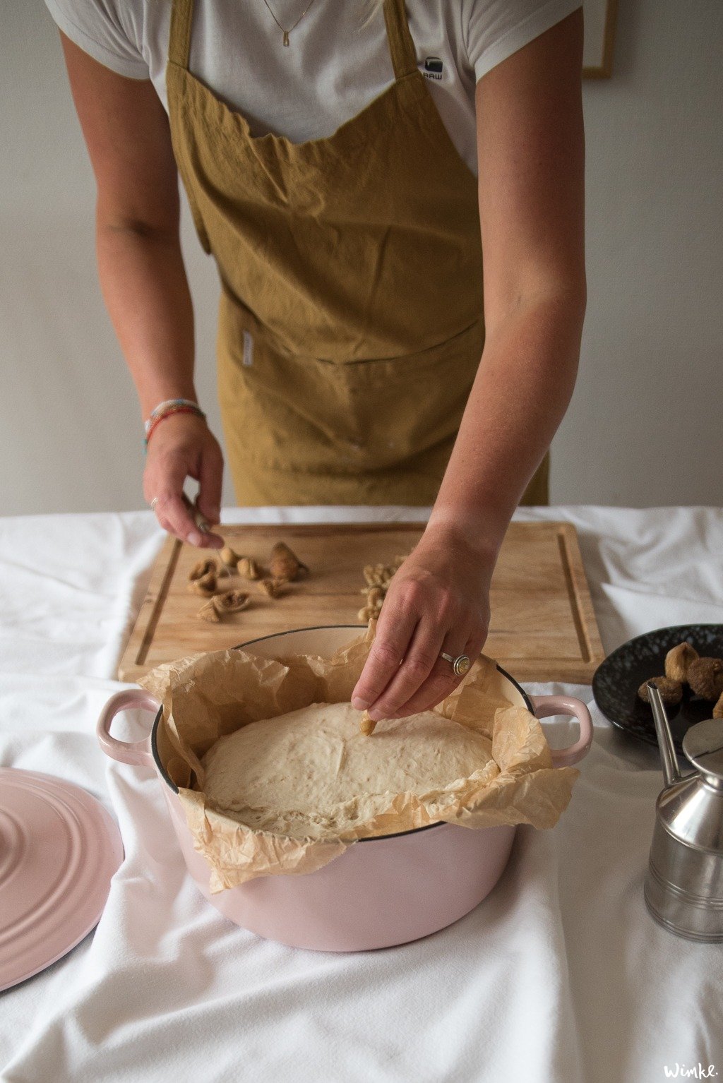 Een borrelbrood met vijgen, noten en olijven. In 4 uren zet je een heerlijk vers borrelbrood op tafel. Lees op mijn blog hoe je deze maakt. - Wimke.nl
