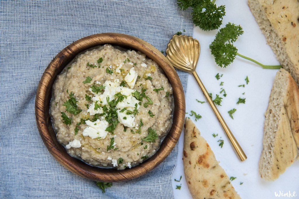 Ben je op zoek naar een gezonde en smaakvolle dip die je snel en gemakkelijk kunt maken? Dan is het recept voor aubergine dip een geweldige keuze! Met slechts een paar ingrediënten kun je een heerlijke dip maken die niet alleen vol groenten zit, maar ook nog eens super lekker is.