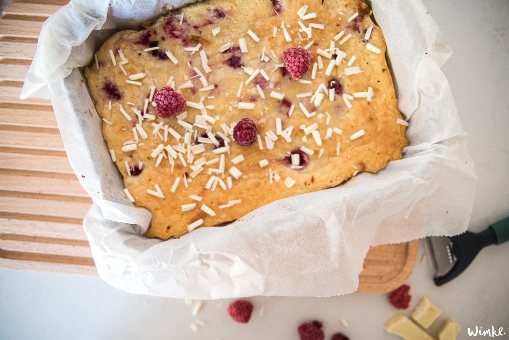 Blondies met kokos, witte chocolade en frambozen