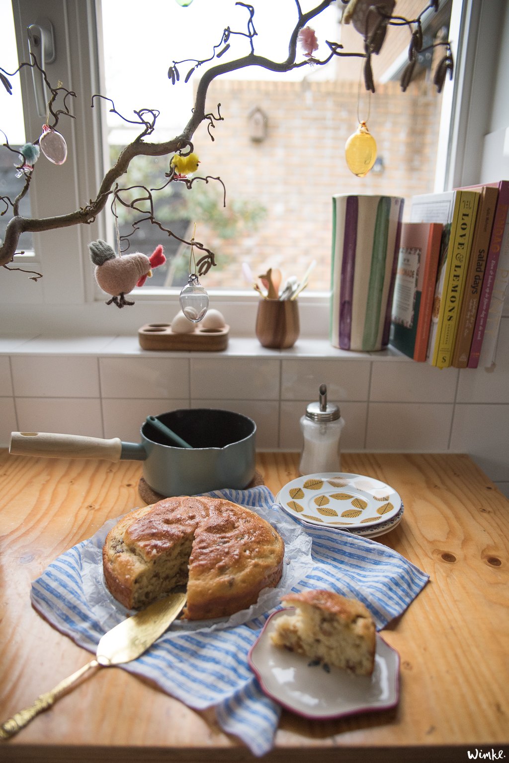 Maak indruk tijdens Pasen met zelfgemaakt kwarkbrood met rozijnen. Dit recept is lekker zacht, luchtig en heerlijk zoet. Bakken voor Pasen was nog nooit zo gemakkelijk!