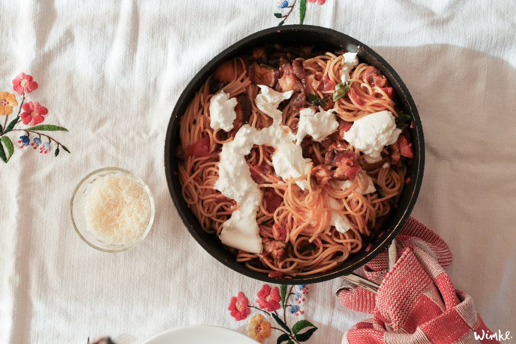 Probeer Pasta alla Norma met burrata, een smaakvolle variatie op dit traditionele Italiaanse gerecht. Eet smakelijk!
