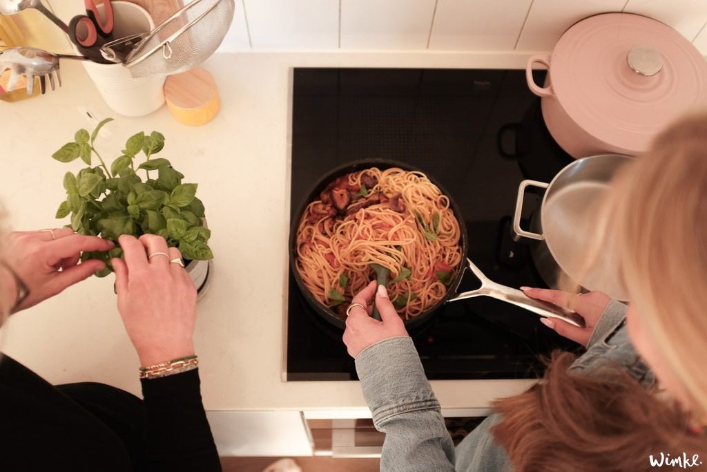 Probeer Pasta alla Norma met burrata, een smaakvolle variatie op dit traditionele Italiaanse gerecht. Eet smakelijk!